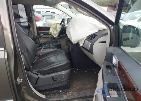 2010 Chrysler Town & Country Touring Plus z USA, uszkodzony, nr VIN 2A4RR8DXOAR320102